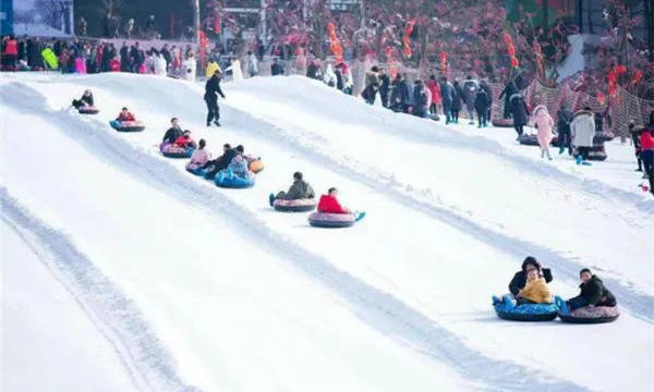 曾家山滑雪場對外營業 朝天旅游開啟“冰雪模式” 2