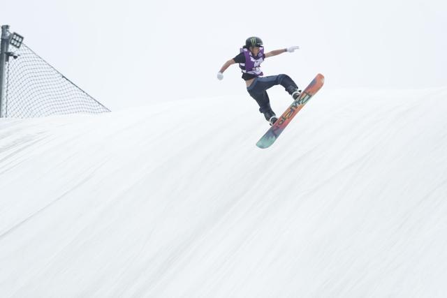 滑雪運(yùn)動員穿著短袖在旱雪上進(jìn)行比賽