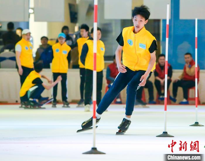 優(yōu)秀青少年滑冰選手同場(chǎng)競(jìng)技
