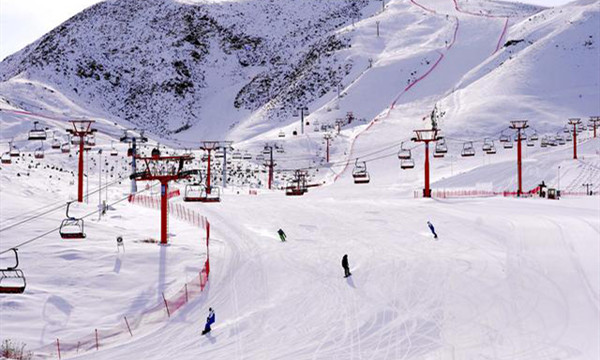 3月10日,游客在將軍山滑雪場滑雪。