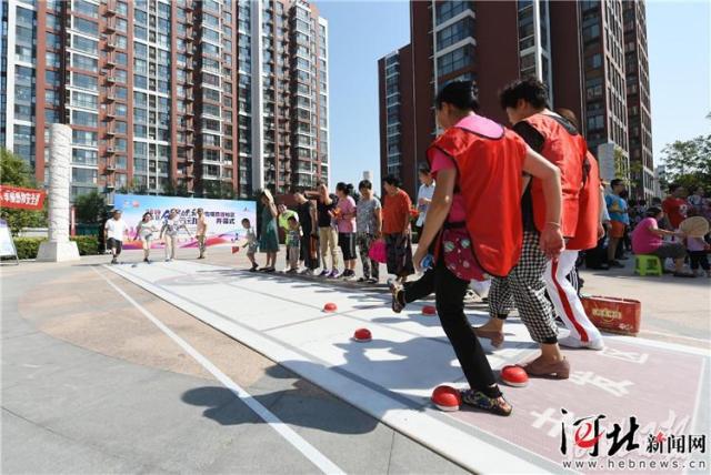 9月8日，在石家莊市新華區都市陽光小區，市民們在體驗陸地冰壺運動3