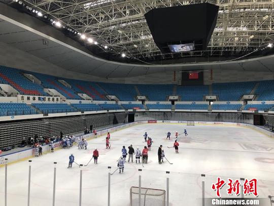 吉林市冰上運動中心，青少年冰球選手正在進行訓練