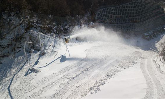 在北京冬奧會(huì)延慶賽區(qū)國(guó)家高山滑雪中心,工作人員在進(jìn)行造雪作業(yè)