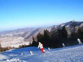 壓雪車屬于什么類型的滑雪場設(shè)備？