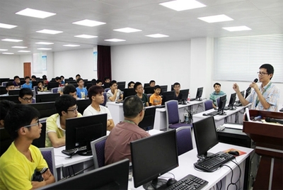 惠州學(xué)院計(jì)算機(jī)科學(xué)系旭惠信息技術(shù)創(chuàng)新中心首屆科技夏令營(yíng)開營(yíng)——探索信息技術(shù)，培育創(chuàng)新人才